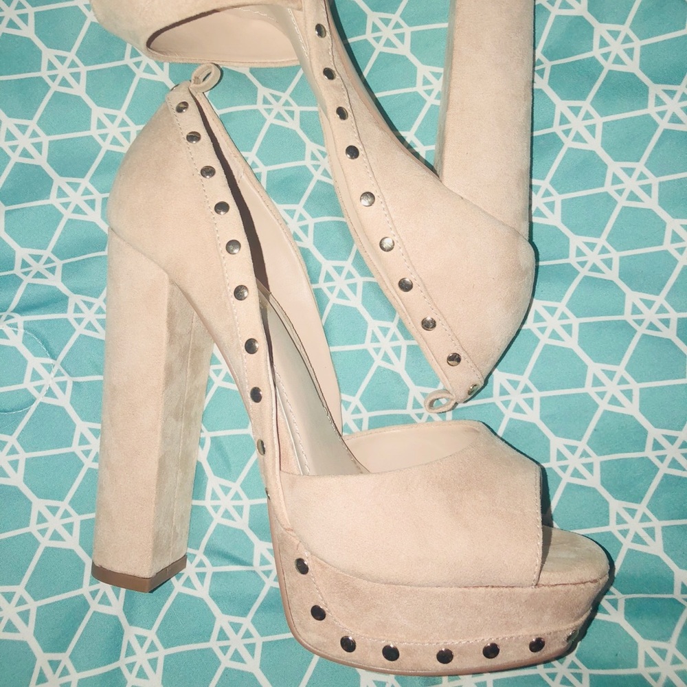 SUPER CUTE light pink heels!